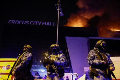 Силовики возле здания "Крокус Сити Холла" после теракта 22 марта 2024 года. Фото: Reuters