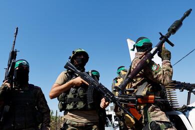 Палестинские боевики из вооруженного крыла ХАМАС принимают участие в военном параде в ознаменование годовщины войны с Израилем 2014 года, недалеко от границы в центральной части сектора Газа, 19 июля 2023 года. Фото: Reuters