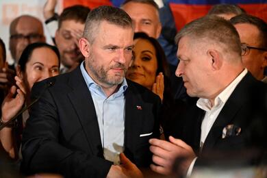 Победитель президентских выборов в Словакии Петер Пеллегрини вместе с премьер-министром страны Робертом Фицо в своем предвыбороном штабе в день объявления предварительных результатов выборов, 7 апреля 2024 года. Фото: Reuters