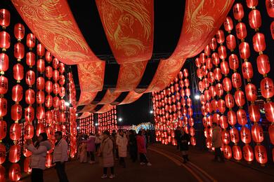 Посетители любуются фонарями во время фестиваля "Мир китайских фонарей" в городе Цзыгун, провинция Сычуань, 31 января 2024 года. Фестиваль фонарей в Цзыгуне является национальным нематериальным культурным наследием и имеет репутацию "первого фонаря под не