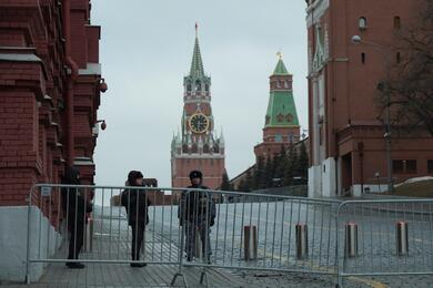 Полицейские охраняют проход на Красную площадь, закрытую из-за повышенных мер безопасности после атаки на «Крокус Сити Холл», Москва, Россия, 23 марта 2024 года. Фото: Reuters