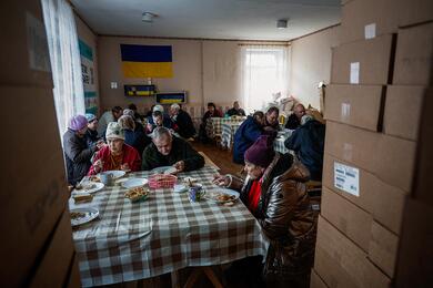 Жители Донецкой области эвакуированные из населенных пунктов обедают во временном приюте для внутренне перемещенных лиц в Константиновке Донецкой области, Украина, 13 ноября 2023 года. Фото: Reuters