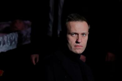 Алексей Навальный отдает дань уважения основателю старейшей в России правозащитной группы и лауреату премии Сахарова Людмиле Алексеевой в Москве, Россия, 11 декабря 2018 года. Фото: Reuters