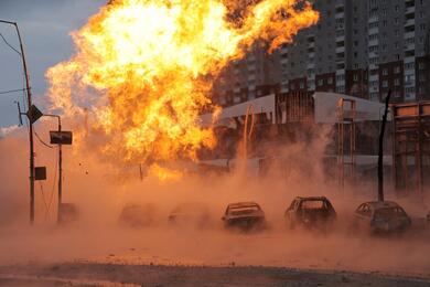 Огонь бушует после российского ракетного удара, в Киеве, Украина, 2 января 2024 года. Фото: Reuters