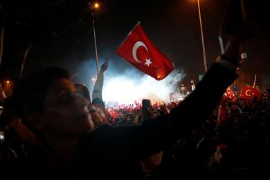 Сторонники Экрема Имамоглу празднуют первые результаты выборов в Стамбуле, Турция , 1 апреля 2024 года. Фото: Reuters