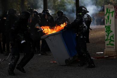 Полицейские пытаются потушить пожар во время демонстрации в рамках общенациональных протестов, Нант, Франция, 17 октября 2026 года. Фото: REUTERS/Стефан Маэ