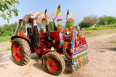 Кастомный трактор "Беларусь" из Пакистана, 2021 год. Фото: facebook.com/khokhartractors