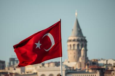 Флаг Турции на фоне Стамбула. Фото: Imad Alassiry, unsplash.com