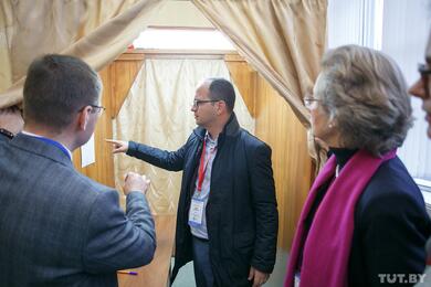 Международные наблюдатели осматривают избирательный участок во время выборов в Палату представителей Беларуси, Минск, 17 декабря 2019 года. Фото: TUT.BY