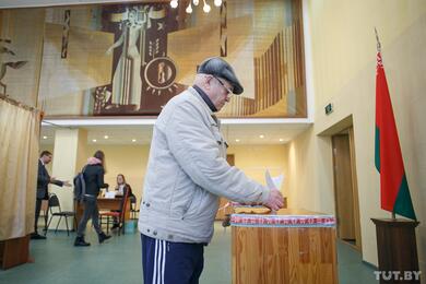 Голосование на избирательном участке во время парламентских выборов, Минск, 17 ноября 2019 года. Фото: TUT.BY