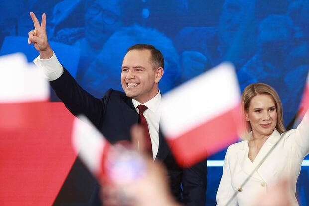 Кароль Навроцкий, кандидат в президенты Польши от партии «Право и справедливость» (PiS), и его жена Марта Навроцкая реагируют на экзитполы в первом туре президентских выборов в Польше в Гданьске, Польша, 18 мая 2025 года. Фото: Reuters