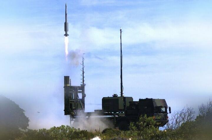 ЗРК IRIS-T во время пуска ракеты. Фото: witter.com/oleksiireznikov