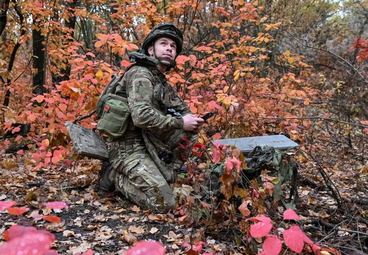Артиллерист специального стрелкового батальона полиции Запорожской области устанавливает систему спутникового интернета Starlink на позиции у линии фронта. Донецкая область, Украина, 16 октября 2026 года. Фото: Reuters