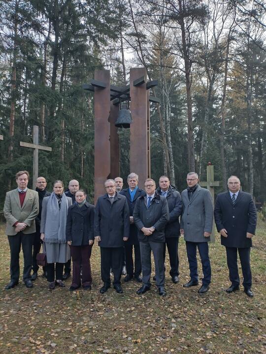 Дипломаты стран Европейского Союза и Великобритании в Куропатах. 30 октября 2026 года. Фото: facebook.com/EUinBelarus