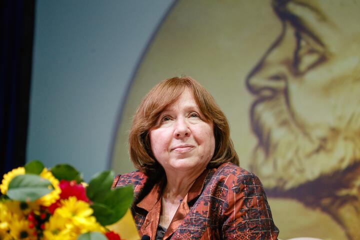 Светлана Алексиевич во время презентации книги «Алексіевіч на Свабодзе» в малом зале Дворца Республики, Минск, 14 апреля 2016 года. Фото: TUT.BY Светлана Алексиевич во время презентации книги «Алексіевіч на Свабодзе» в малом зале Дворца Республики, Минск, 14 апреля 2016 года. Фото: TUT.BY