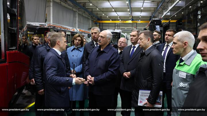 Александр Лукашенко во время помещения холдинга «Белкоммунмаш». 23 октября 2026 года, Минск. Фото: president.gov.by