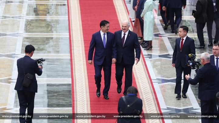Президент Монголии Ухнаагийн Хурэлсух и Александр Лукашенко во время официальной встречи во Дворце Независимости. Минск, Беларусь, 26 октября. Фото: пресс-служба Лукашенко