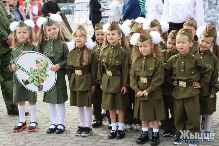 Дети в военной форме на мероприятиях ко Дню народного единства в Мозыре. Фото: госгазета "Жыццё Палесся"