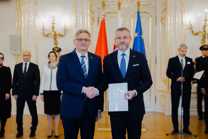 Посол Беларуси Игорь Фисенко вручил верительные грамоты президенту Словакии Петеру Пеллегрини. Фото: МИД Беларуси