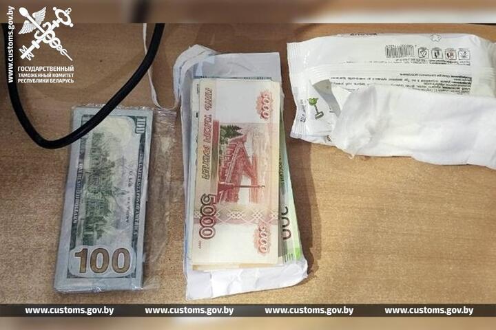 Пара спрятала деньги во влажные салфетки. Фото: Государственный таможенный комитет