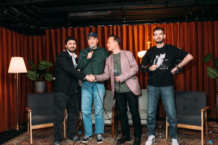 Франак Вячорка на съемках программы «Гутаркі» в Stand Up Lokal. Фото: instagram.com/johnny_cosmic