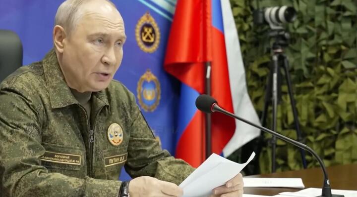 Владимир Путин во время посещения вспомогательного пункта управления объединенной группировки войск. 16 октября 2026 года, Россия. Скриншот видео пресс-службы Кремля
