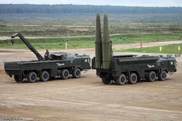 Пусковая установка российского ракетного комплекса «Искандер-М», который может использоваться как носитель тактического ядерного оружия, и транспортно-заряжающая машина к нему (слева). Фото: Vitaly V. Kuzmin