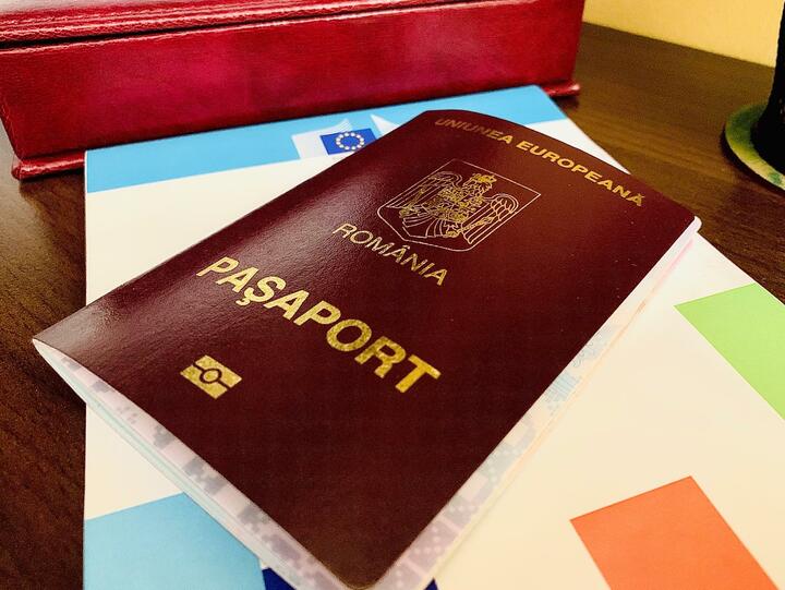 Паспорт Румынии. Фото: caleaeuropeana.ro