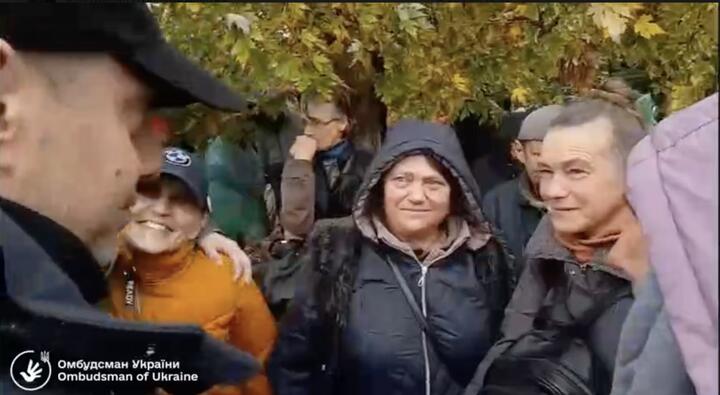 Уполномоченный Верховной рады Украины по правам человека Дмитрий Лубинец и жители Олешек, 30 октября 2026 года, Олешки. Скриншот видео из телеграм-канала Дмитрия Лубинца