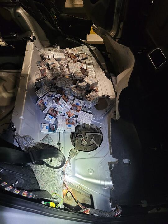 Беларус пытался ввезти в Литву почти 1800 пачек контрабандных сигарет. Фото: Таможня Литвы