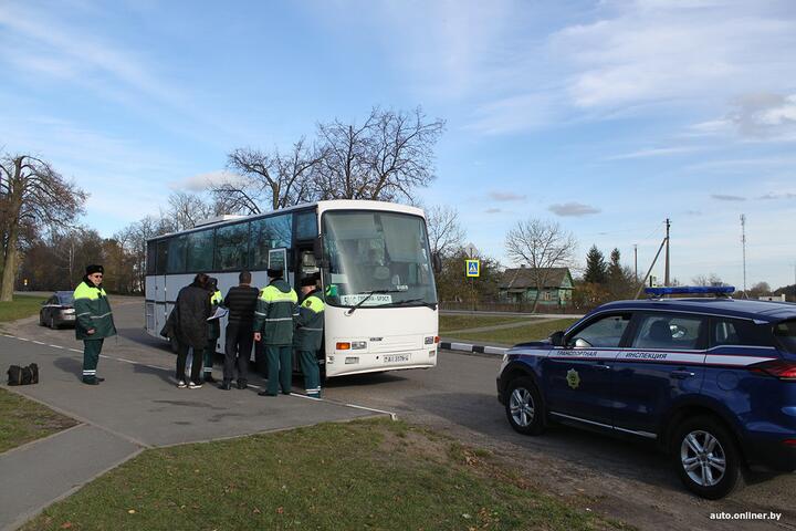 Изъятие автобуса сотрудниками транспортной инспекции. Ноябрь 2023 года. Фото: onliner.by