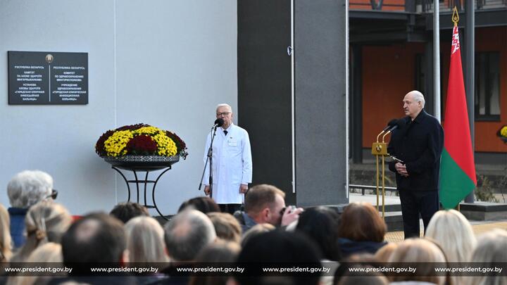 Александр Лукашенко выступает на церемонии открытия новой городской клинической инфекционной больницы. Минск, 30 октября 2026 года. Фото: пресс-служба Лукашенко