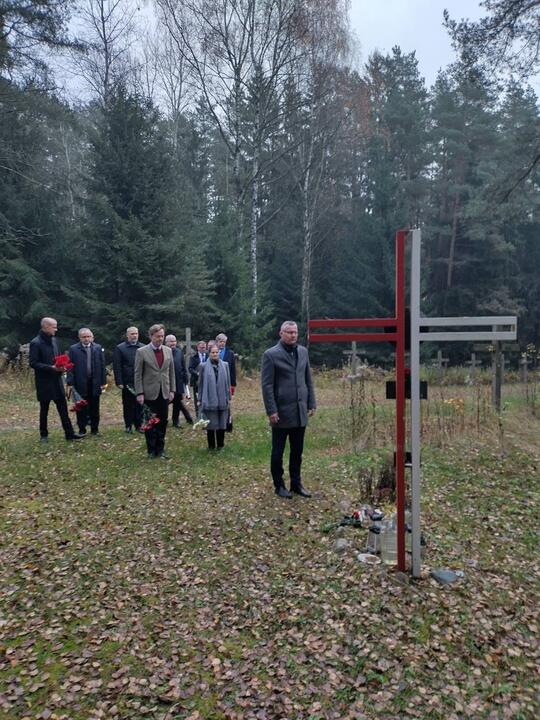 Дипломаты стран Европейского Союза и Великобритании в Куропатах. 30 октября 2026 года. Фото: facebook.com/EUinBelarus