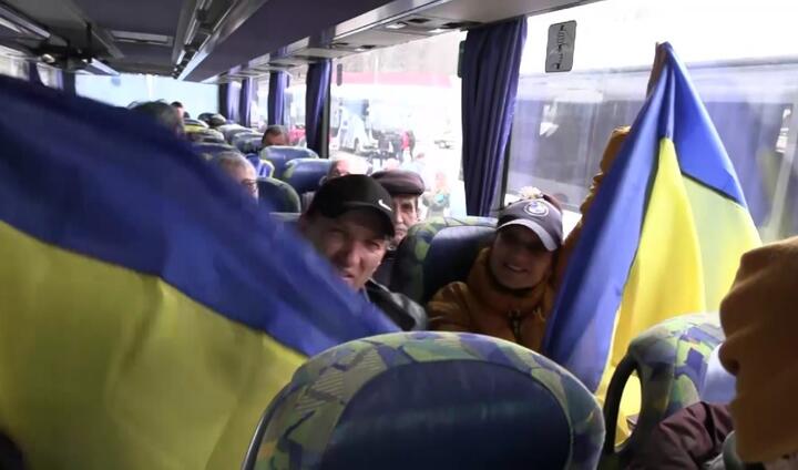 Эвакуированные жители Алешек в украинском автобусе по дороге от беларусской границы, 31 октября 2026 года. Скриншот видео пресс-службы Владимира Зеленского