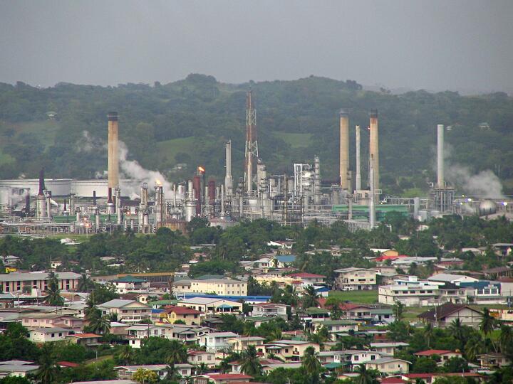 Нефтеперерабатывающий завод Пойнт-а-Пьер, Сан-Фернандо, Тринидад. Фото: commons.wikimedia.org Нефтеперерабатывающий завод Пойнт-а-Пьер, Сан-Фернандо, Тринидад. Фото: commons.wikimedia.org