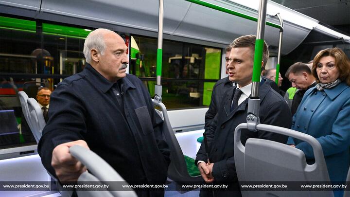 во время общения с главой "Белкоммунмаша" Михаилом Сымановичем. 23 октября 2026 года, Минск. Фото: president.gov.by