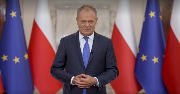 Премьер-министр Польши Дональд Туск выступает со специальным телеобращением к нации на фоне кризиса вокруг Конституционного трибунала. 31 октября 2026 года. Фото: onet.pl
