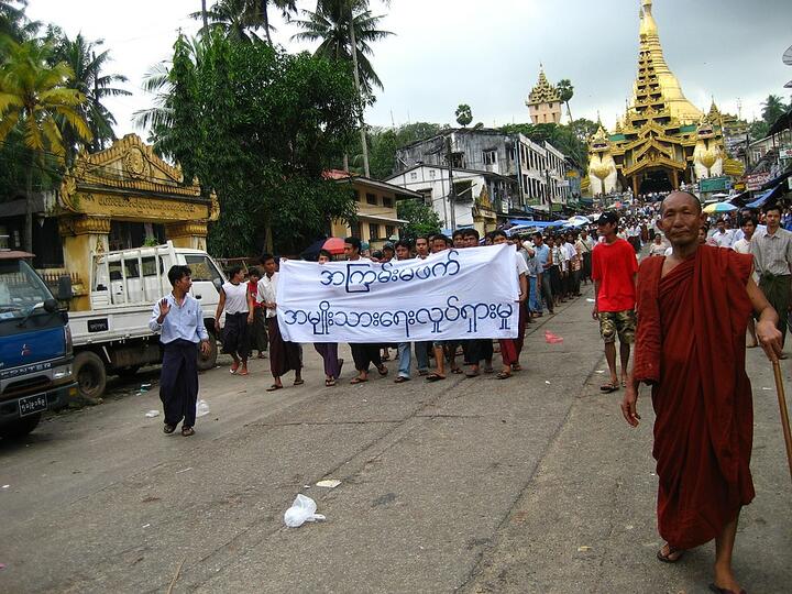 Протесты в Янгоне (Мьянма). 2007 год. Фото: racoles, CC BY 2.0, commons.wikimedia.org
