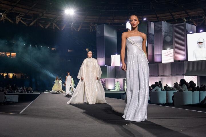 Ноэми Ленуар (справа) и Адриана Лима (в центре) на мероприятии Qatar Fashion United на стадионе 974 за два дня до окончания чемпионата мира по футболу. Доха, Катар, 16 декабря 2022 года. Фото: Reuters