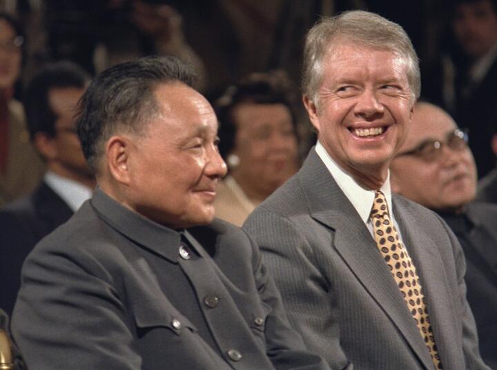 Лидер КНР Дэн Сяопин (слева) и президент США Джимми Картер, 1979 год. Фото: Schumacher, Karl H., commons.wikimedia.org