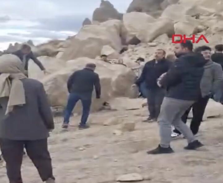 В турецкой Каппадокии обрушилась скала в форме сказочного дымохода. Скриншот видео milliyet.com