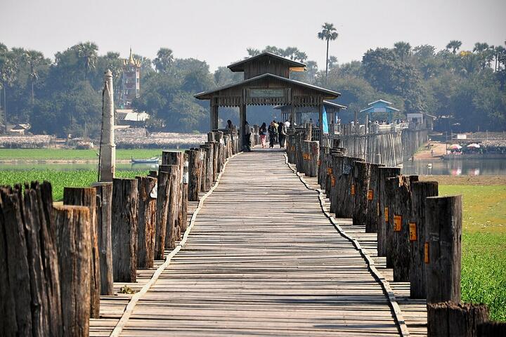 В Мьянме находится самый длинный и старый из тиковых (вид дерева) мостов — мост Убэйн длиной 1,2 км, построенный около 1850 года. Фото: Roger Price, Flickr, CC BY 2.0, commons.wikimedia.org