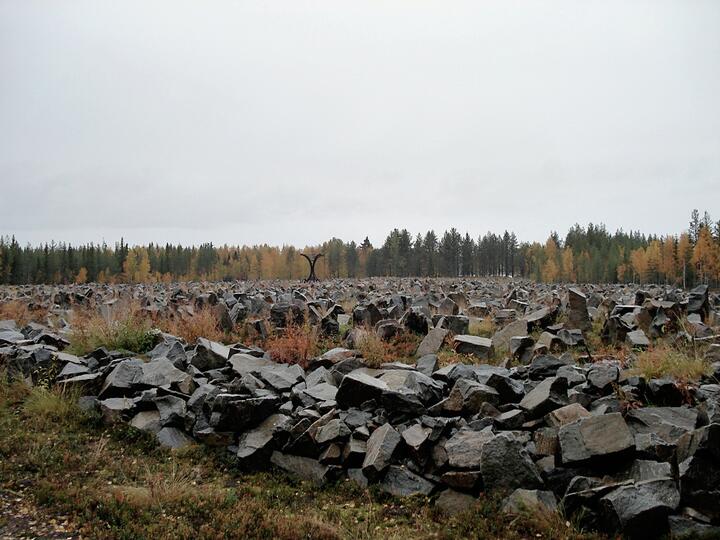 Памятник Зимней войне в Суомуссалми. В мемориале есть каменный блок для каждого солдата, павшего в сражении – 750 финнских (на переднем плане) и около 24 000 советских. Фото: älykuvio-K, Finland, Uploaded by A333, CC BY-SA 2.0, commons.wikimedia.org