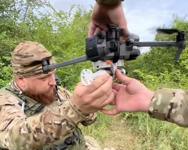 Украинские военные запускают дрон с гранатой. Скриншот видео