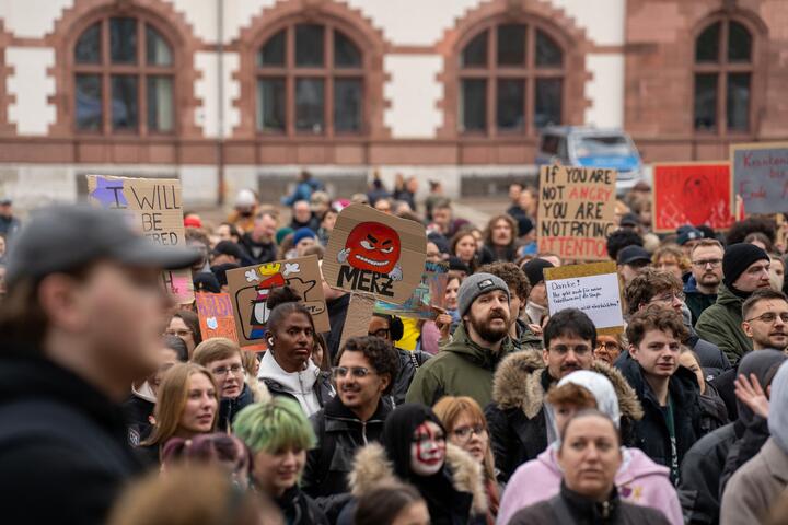 Демонстрация, организованная инициативой «Gen Z regelt» в защиту климата, против роста стоимости жизни и обязательной военной службы, собравшая около 700 человек. 31 октября. Фото: Reuters