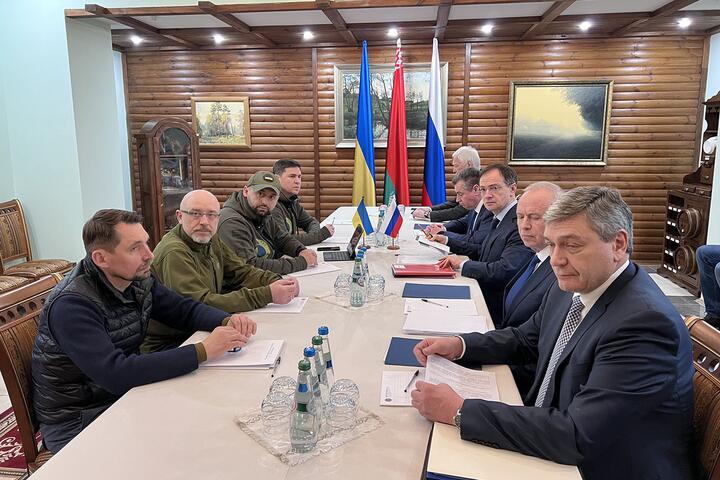 Делегации Украины и России на переговорах в Беловежской пуще 7 марта. Фото: МИД Беларуси