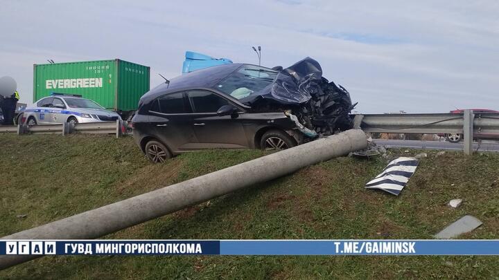 У иномарки взорвалось колесо. Фото: ГАИ Минска