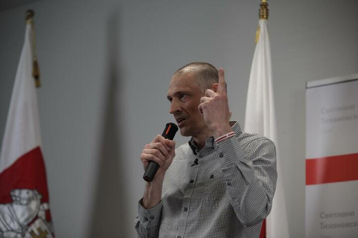 Сергей Тихановский во время пресс-конференции в Вильнюсе. Литва, 22 июня 2025 года. Фото: Станислав Шабловский, "Зеркало" Сергей Тихановский во время пресс-конференции в Вильнюсе. Литва, 22 июня 2025 года. Фото: Станислав Шабловский, "Зеркало"