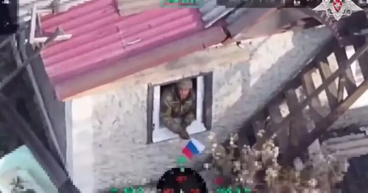Скриншот видео Минобороны России, на котором, как утверждается, изображен российский военный в одном из домов Доброполья. Скриншот: видео Минобороны России