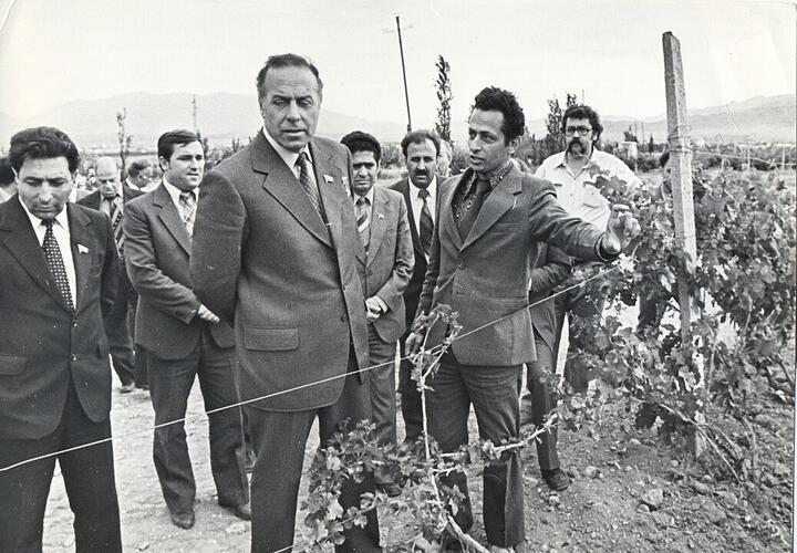 Гейдар Алиев во время посещения совхоза в 1970-е годы. Фото: Micluho, CC BY-SA 4.0, commons.wikimedia.org